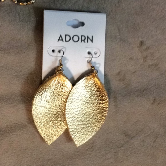 Earrings dangling style bundle of 3 NWT - Picture 3 of 5